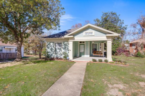 2 Mi to Tyler Rose Garden Vibrant Apartment!